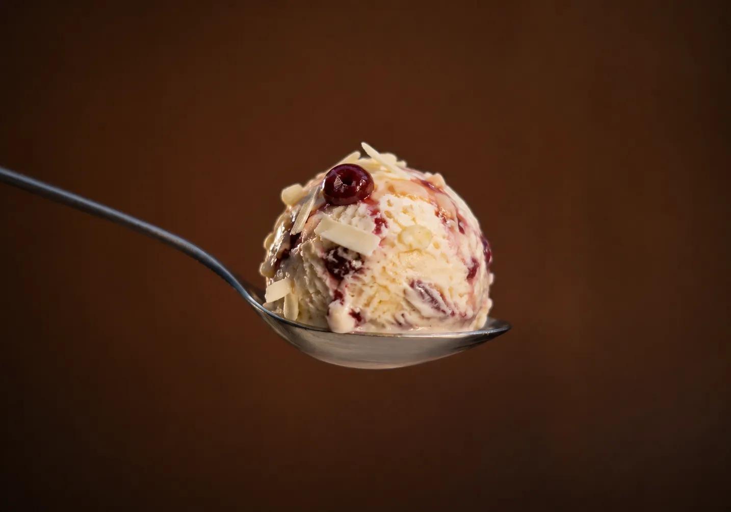 Popular item de Carlo Gelato: Chocolate blanco amaretto y cereza