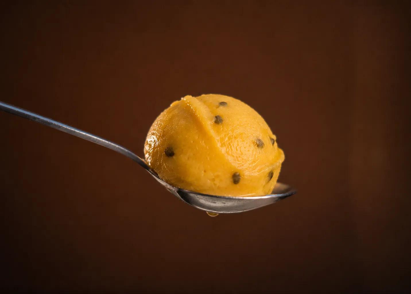 Popular item de Carlo Gelato: Sorbeto de Maracuyá